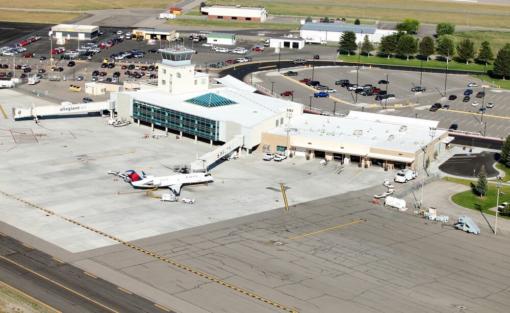 Idaho Falls Airport trusses set by Mountain Crane