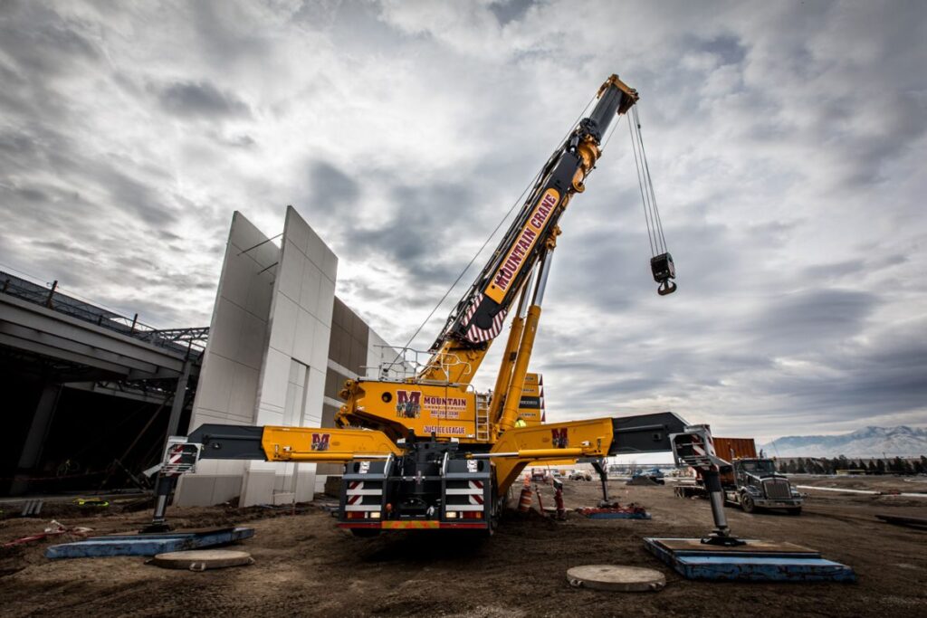 900 ton crane capable of removing concrete bridge girders